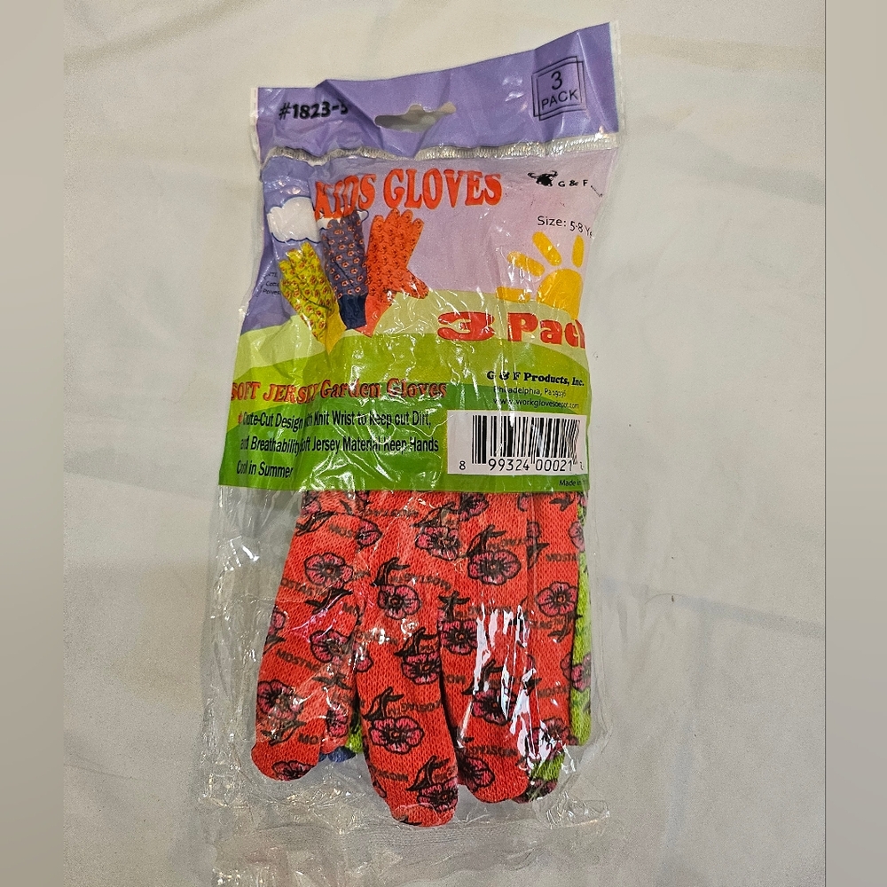NWT  3 pairs of gardening jersey gloves, in green, red and blue, for children.